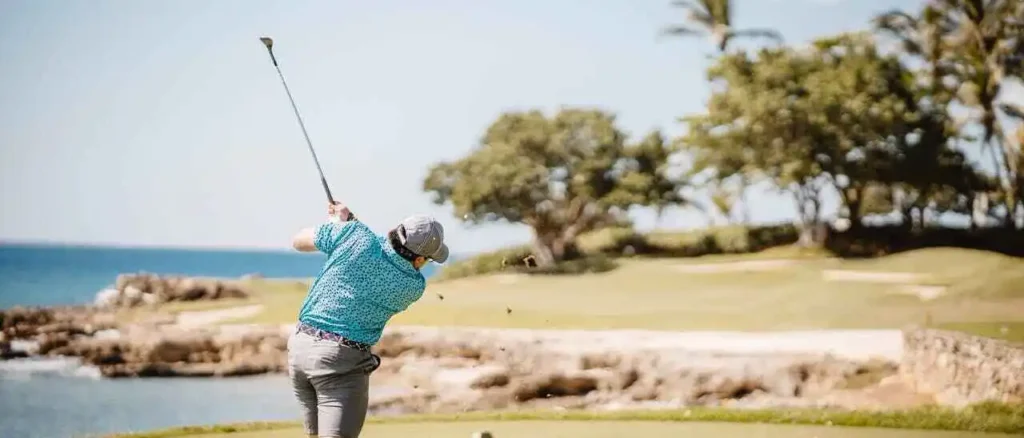 golfen in alicante aan het water